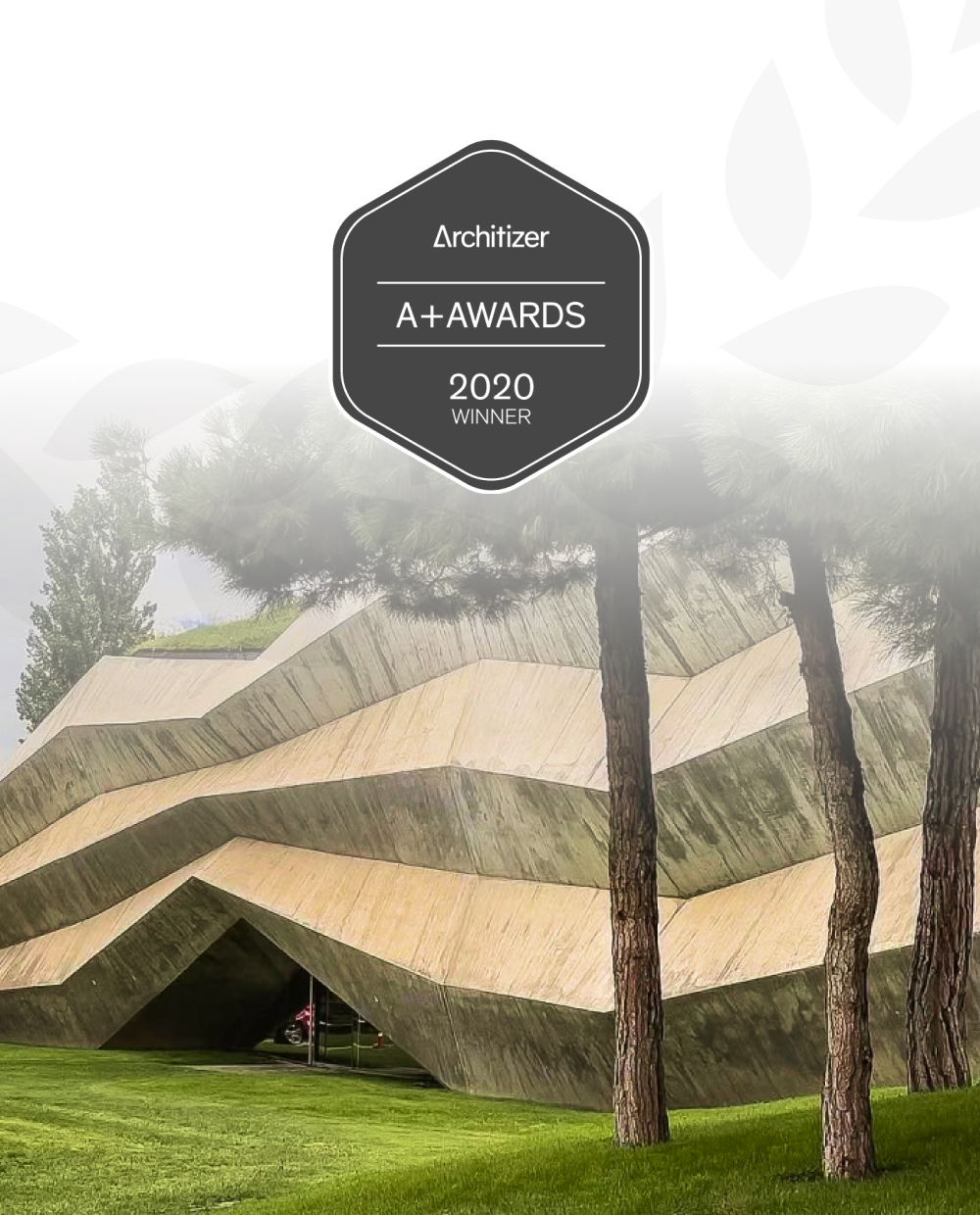 Über dem Fabriksgebäude in Georgien schwebt der Architizer A+ Award 2020.