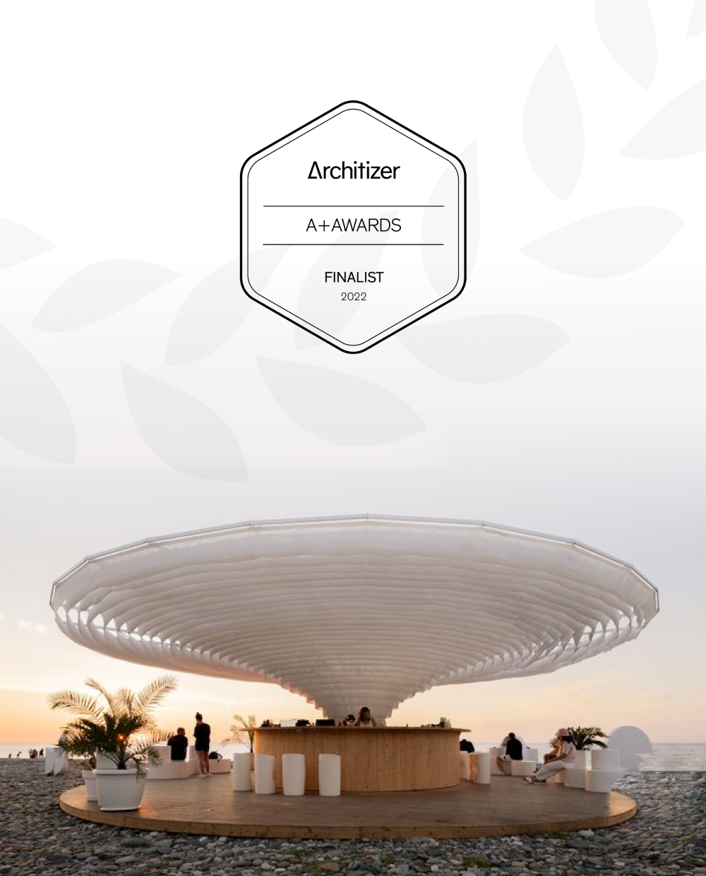 Das Logo des Architizer A+Awards schwebt über einer Futuristischen Strandbar.