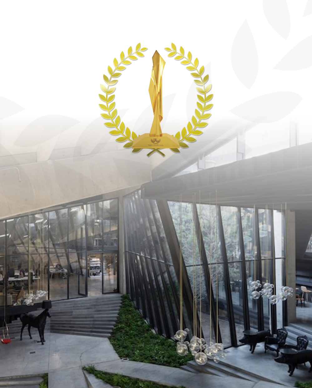 In den Büroräumlichkeiten in Georgien schwebt die goldene Trophäe des FIABCI World Prix d’Excellence awards.