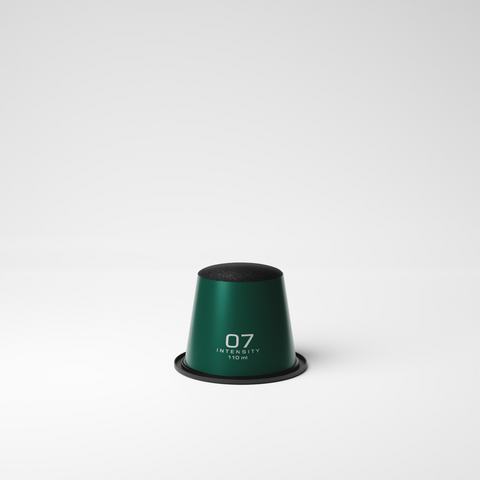 Eine Kaffeekapsel der Sorte Classic 07 auf weißem Hintergrund