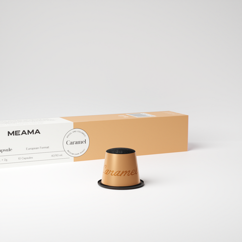 Eine Kaffeekapsel mit Karamellgeschmack steht im Vordergrund, dahinter die passende Verpackung