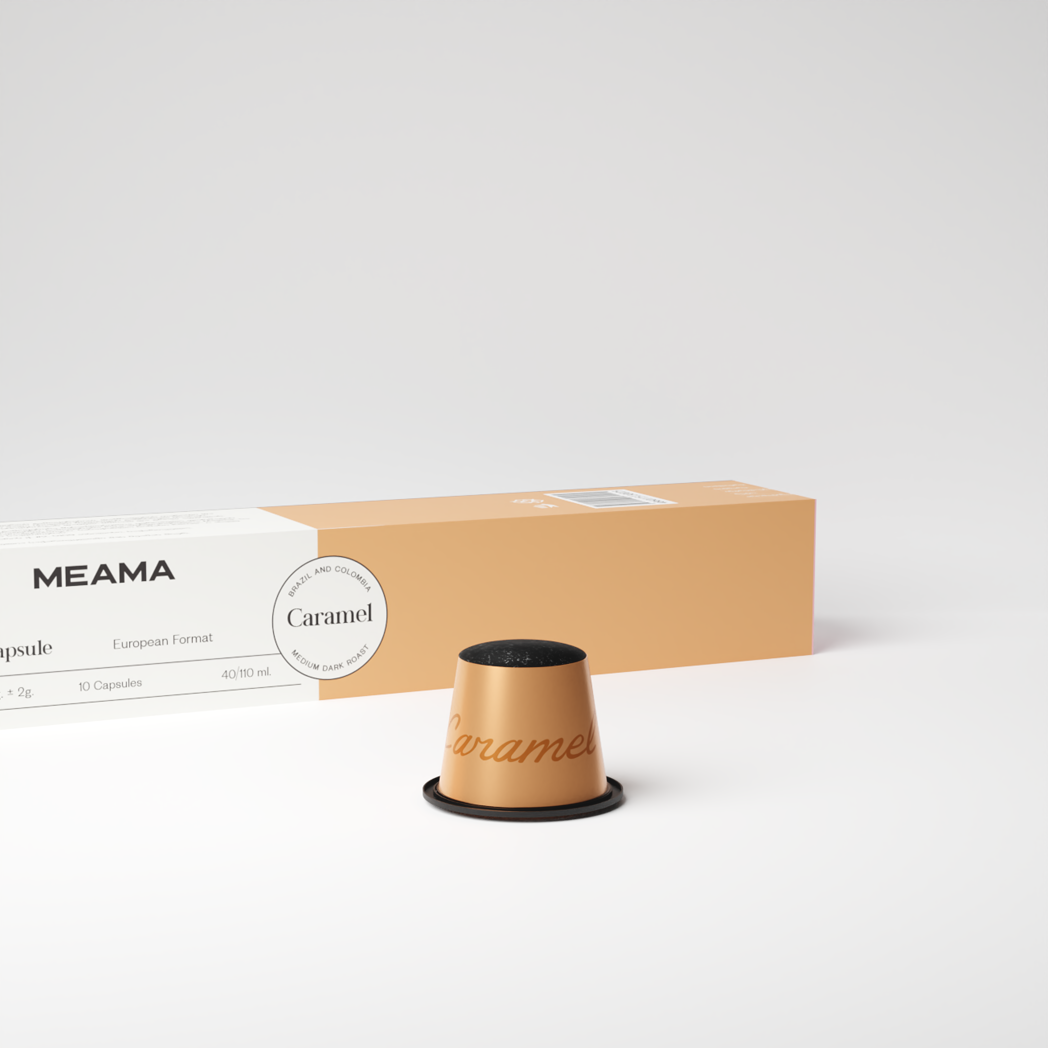 Eine Kaffeekapsel mit Karamellgeschmack steht im Vordergrund, dahinter die passende Verpackung