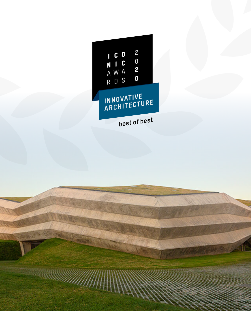 Über dem modernen Fabriksgebäude in Georgien Schwebt die Auszeichnung des Iconic Awards 2020 best of best