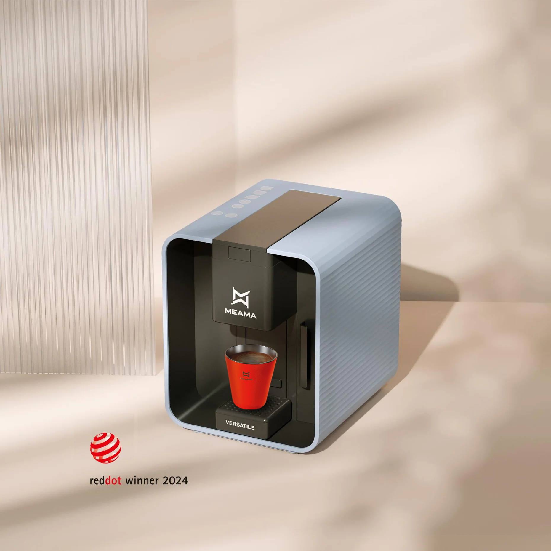 Die blaue Kapselmaschine Versatile von Meama steht auf einem weißen Tisch, ein firscher Kaffee wird in einer orangenen Tasse zubereitet