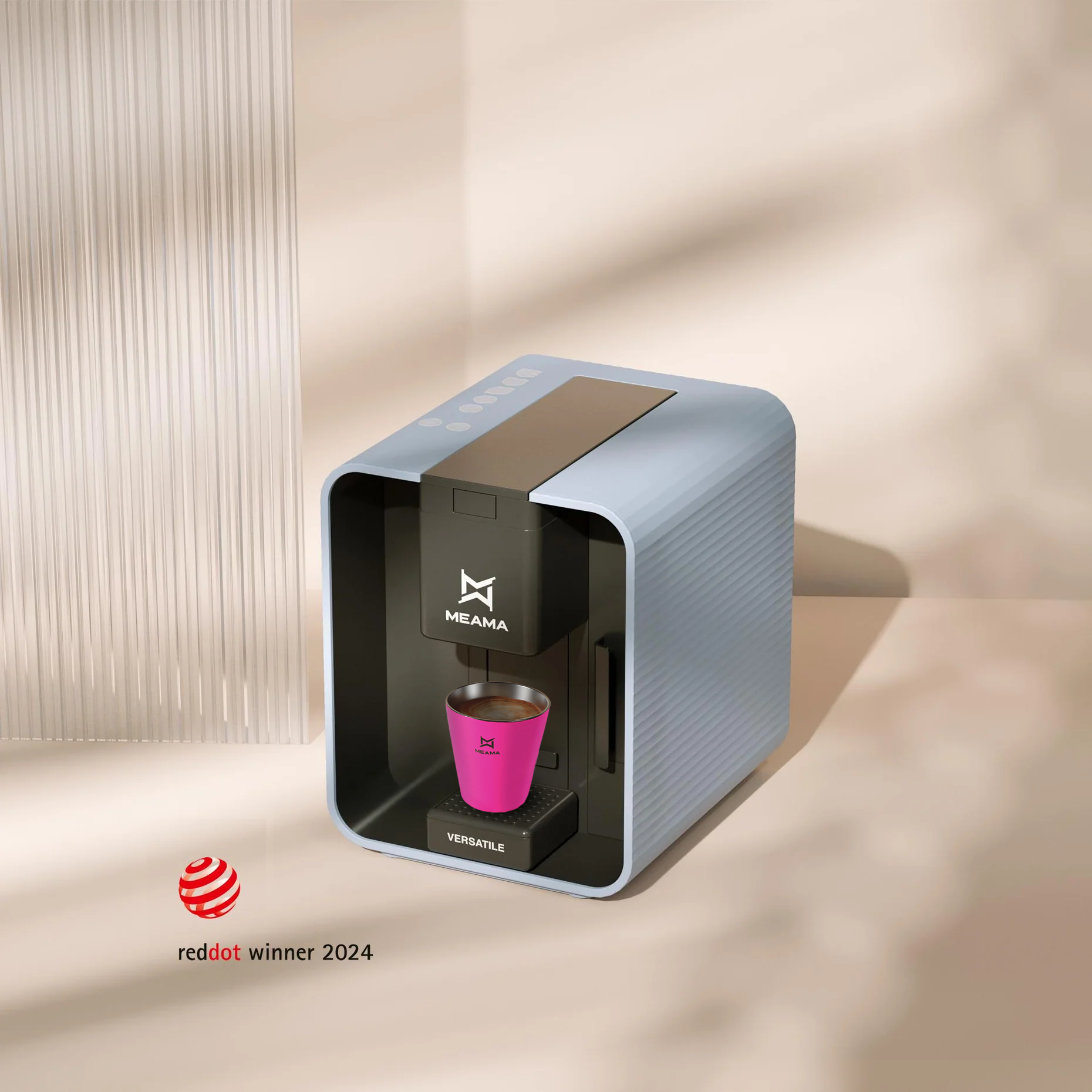 Die blaue Kapselmaschine Versatile von Meama steht auf einem weißen Tisch, ein firscher Kaffee wird in einer pinken Tasse zubereitet