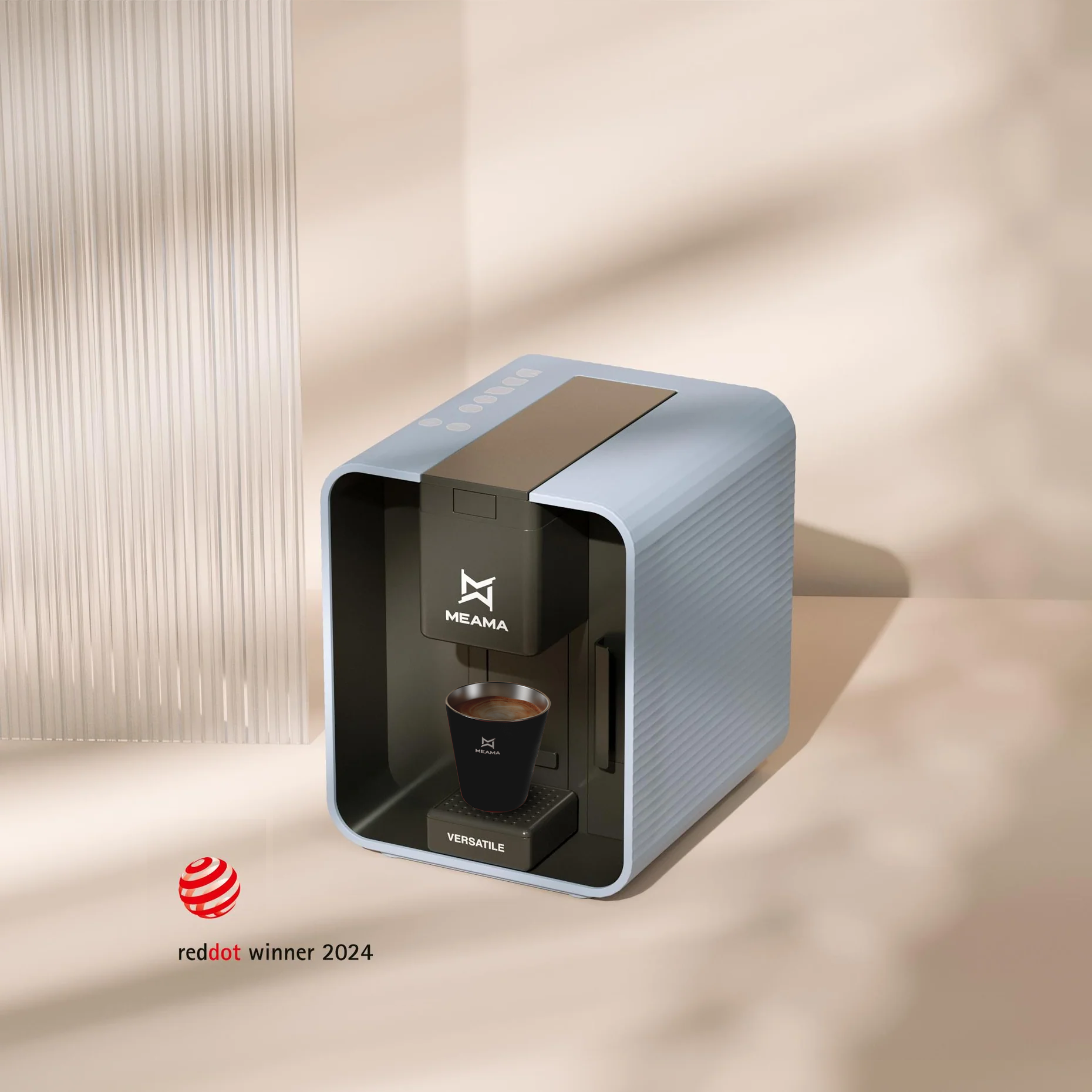 Die blaue Kapselmaschine Versatile von Meama steht auf einem weißen Tisch, ein firscher Kaffee wird in einer schwarzen Tasse zubereitet
