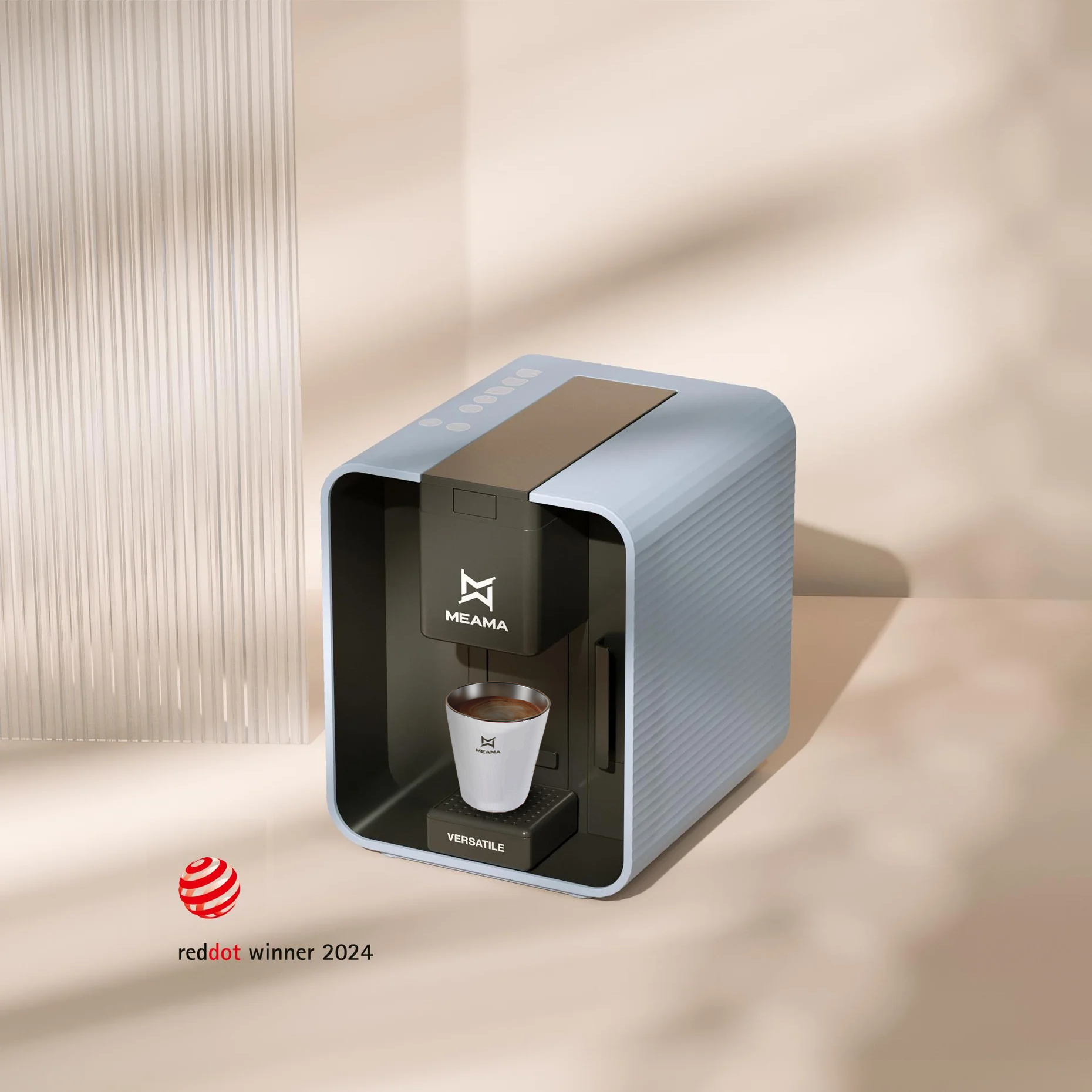 Die blaue Kapselmaschine Versatile von Meama steht auf einem weißen Tisch, ein firscher Kaffee wird in einer weißen Tasse zubereitet