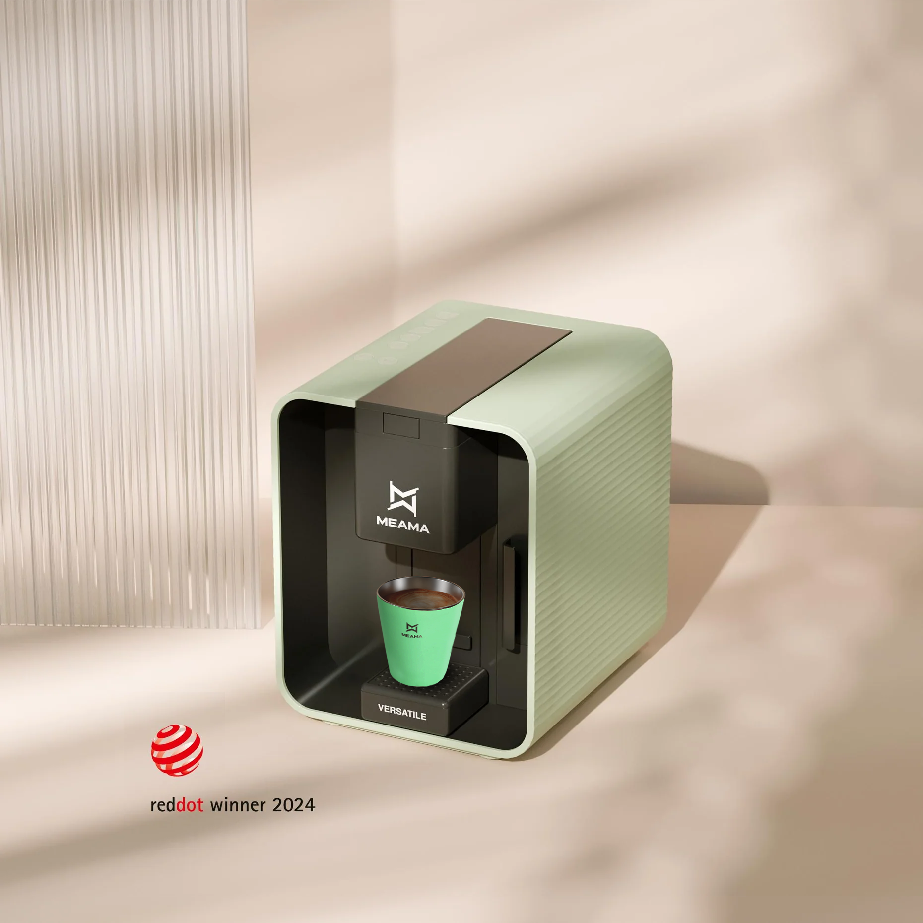 Die grüne Kapselmaschine Versatile von Meama steht auf einem weißen Tisch, ein firscher Kaffee wird in einer grünen Tasse zubereitet