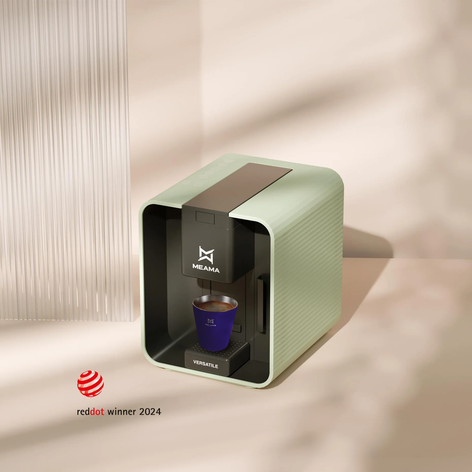 Die grüne Kapselmaschine Versatile von Meama steht auf einem weißen Tisch, ein firscher Kaffee wird in einer lila Tasse zubereitet