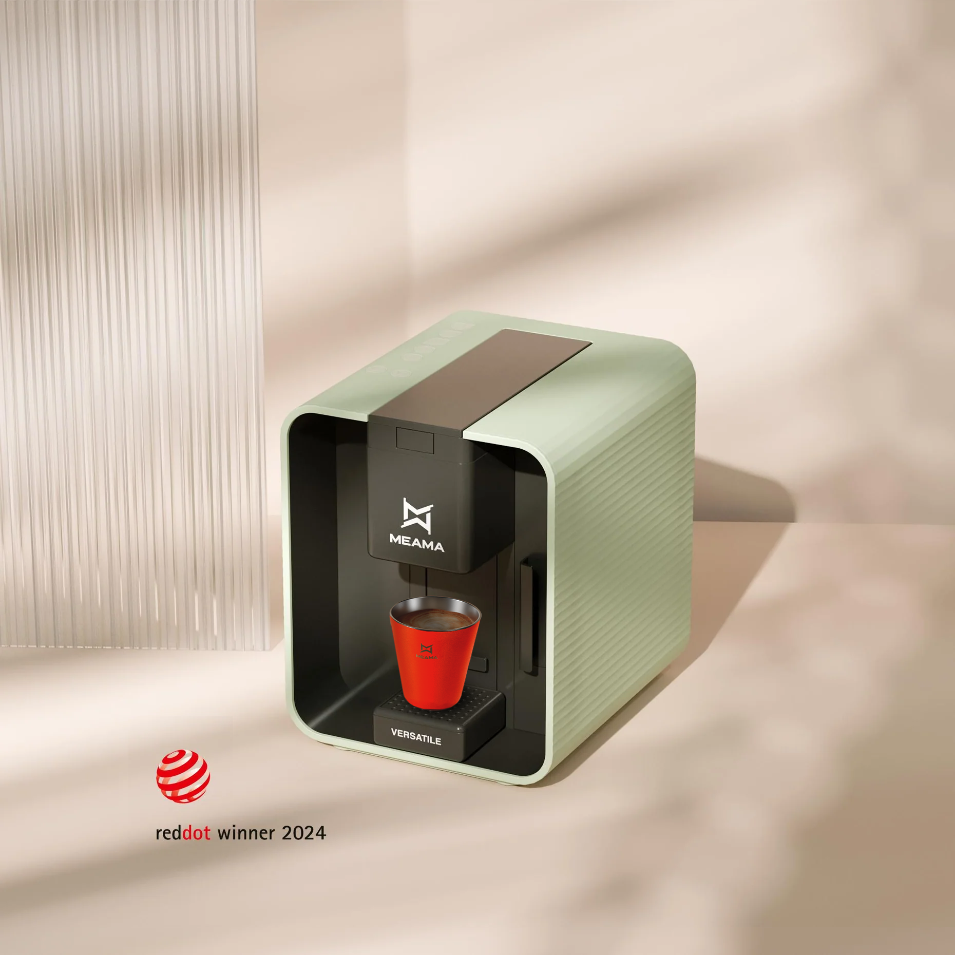 Die grüne Kapselmaschine Versatile von Meama steht auf einem weißen Tisch, ein firscher Kaffee wird in einer orangenen Tasse zubereitet