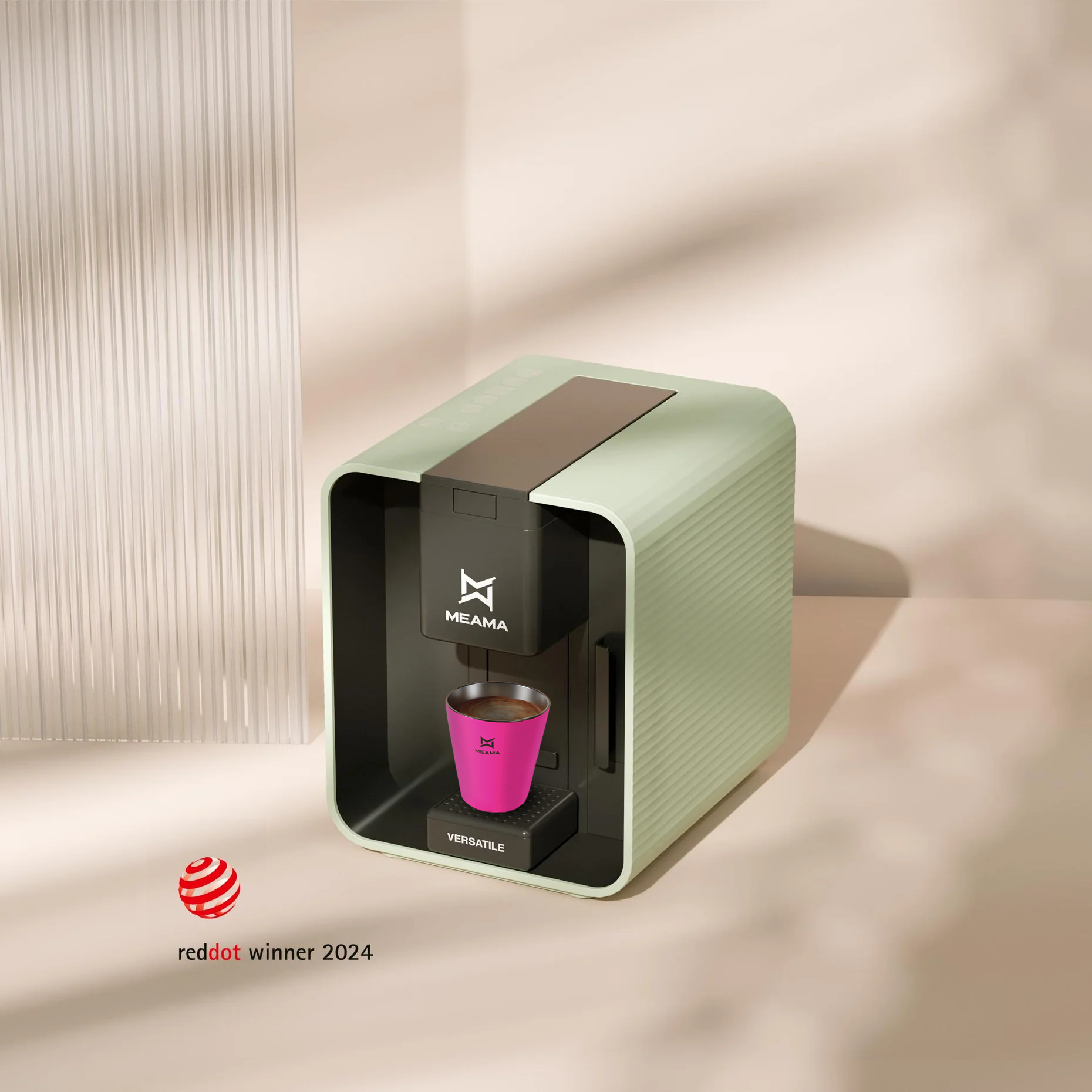 Die grüne Kapselmaschine Versatile von Meama steht auf einem weißen Tisch, ein firscher Kaffee wird in einer pinken Tasse zubereitet