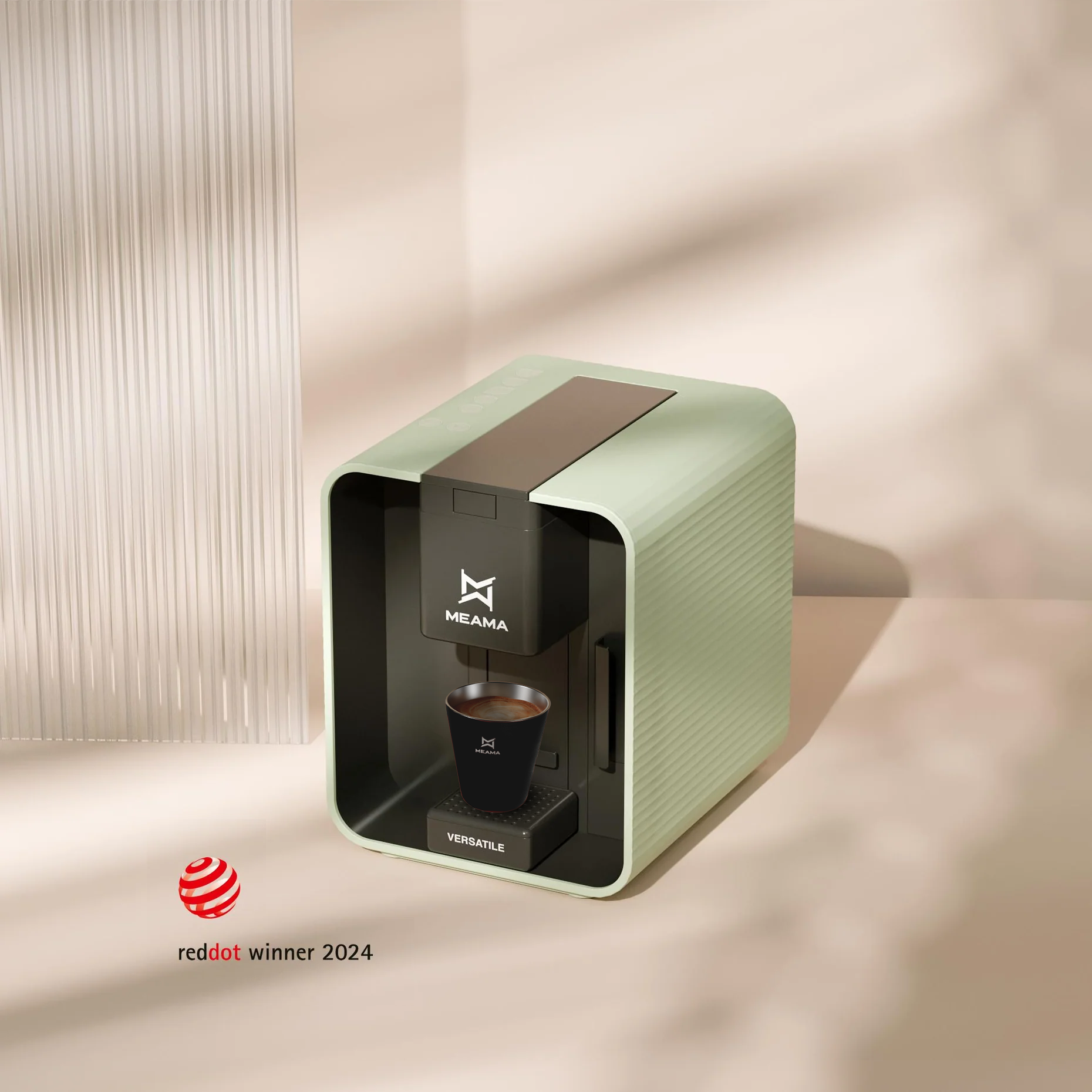 Die grüne Kapselmaschine Versatile von Meama steht auf einem weißen Tisch, ein firscher Kaffee wird in einer schwarzen Tasse zubereitet