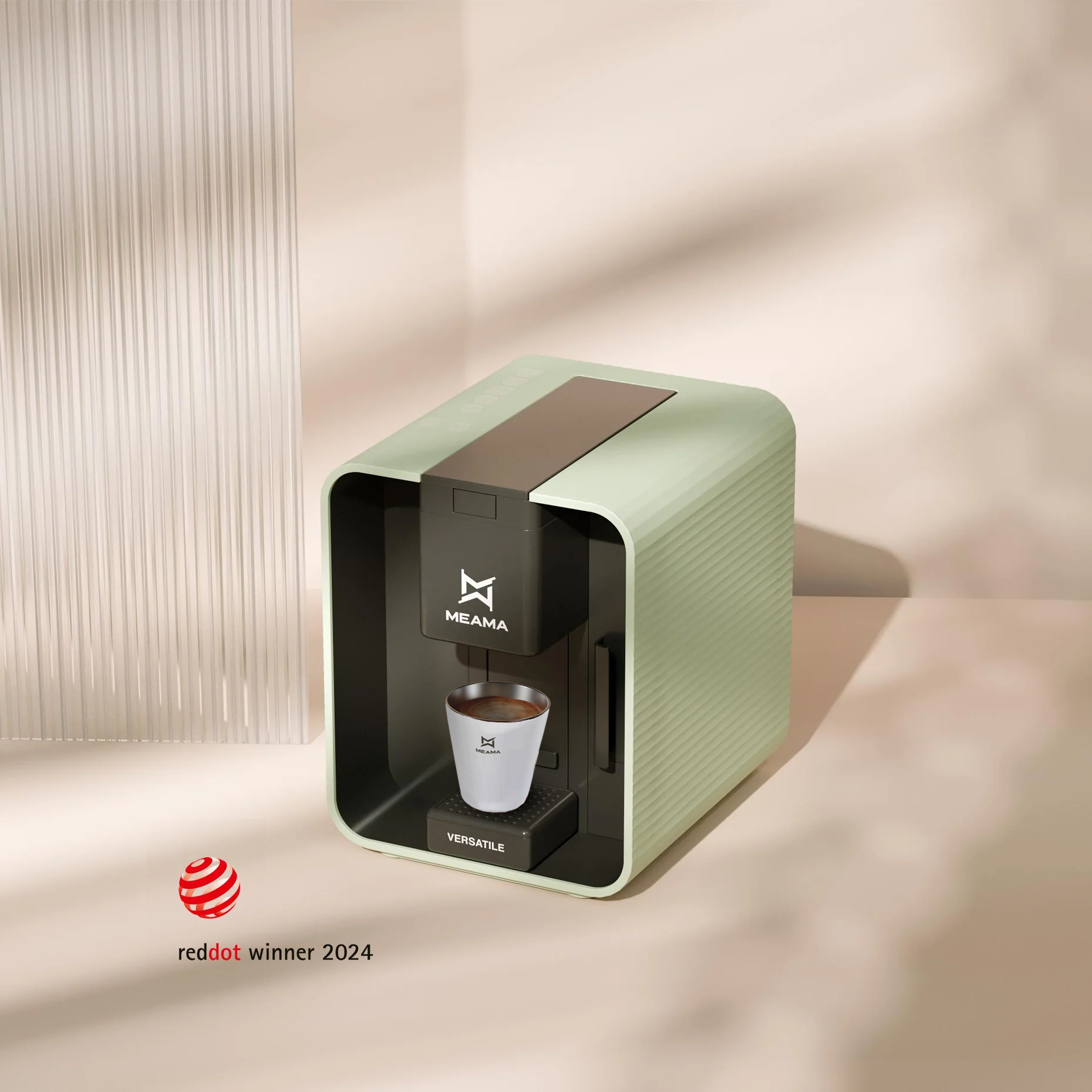 Die grüne Kapselmaschine Versatile von Meama steht auf einem weißen Tisch, ein firscher Kaffee wird in einer weißen Tasse zubereitet