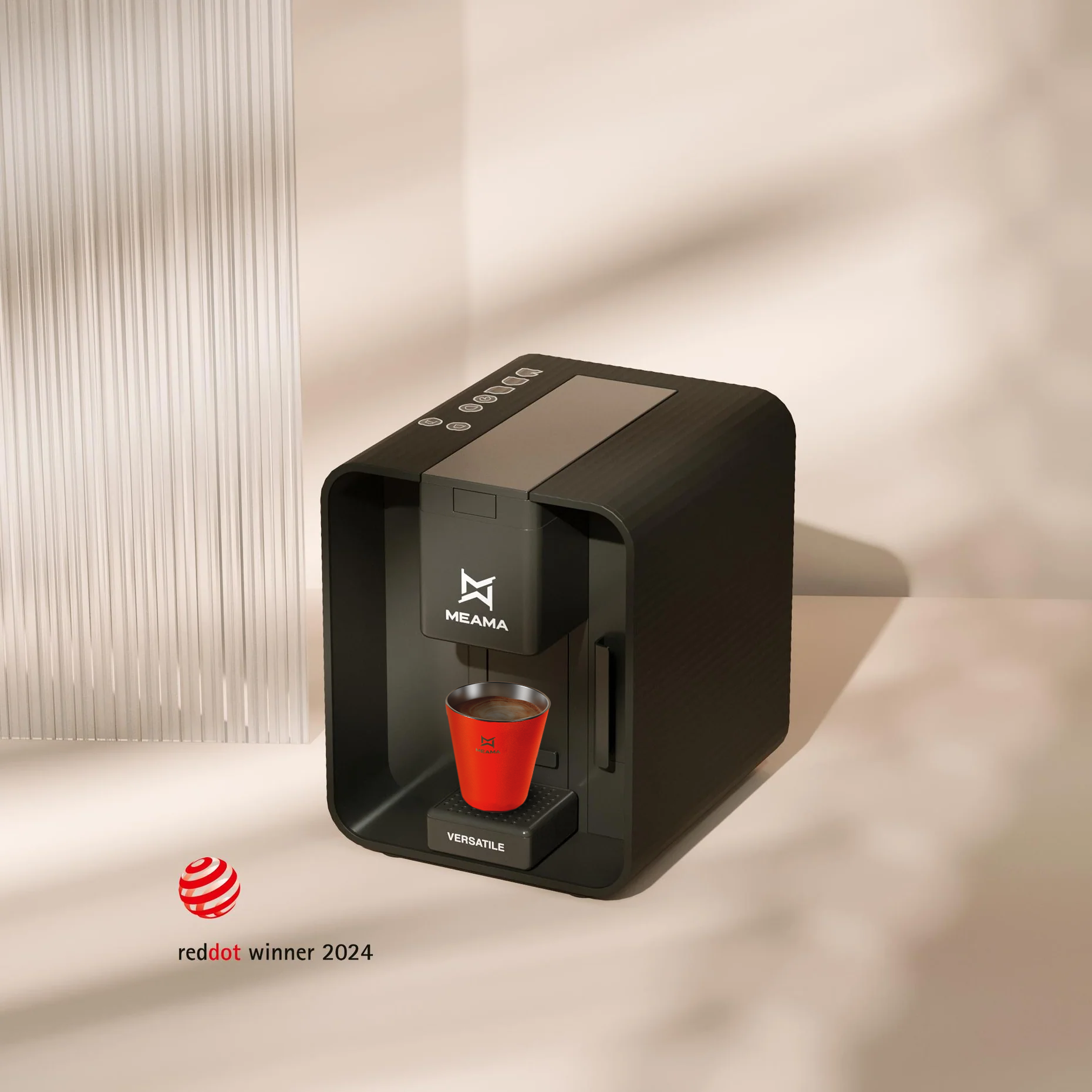 Die schwarze Kapselmaschine Versatile von Meama steht auf einem weißen Tisch, ein firscher Kaffee wird in einer orangenen Tasse zubereitet
