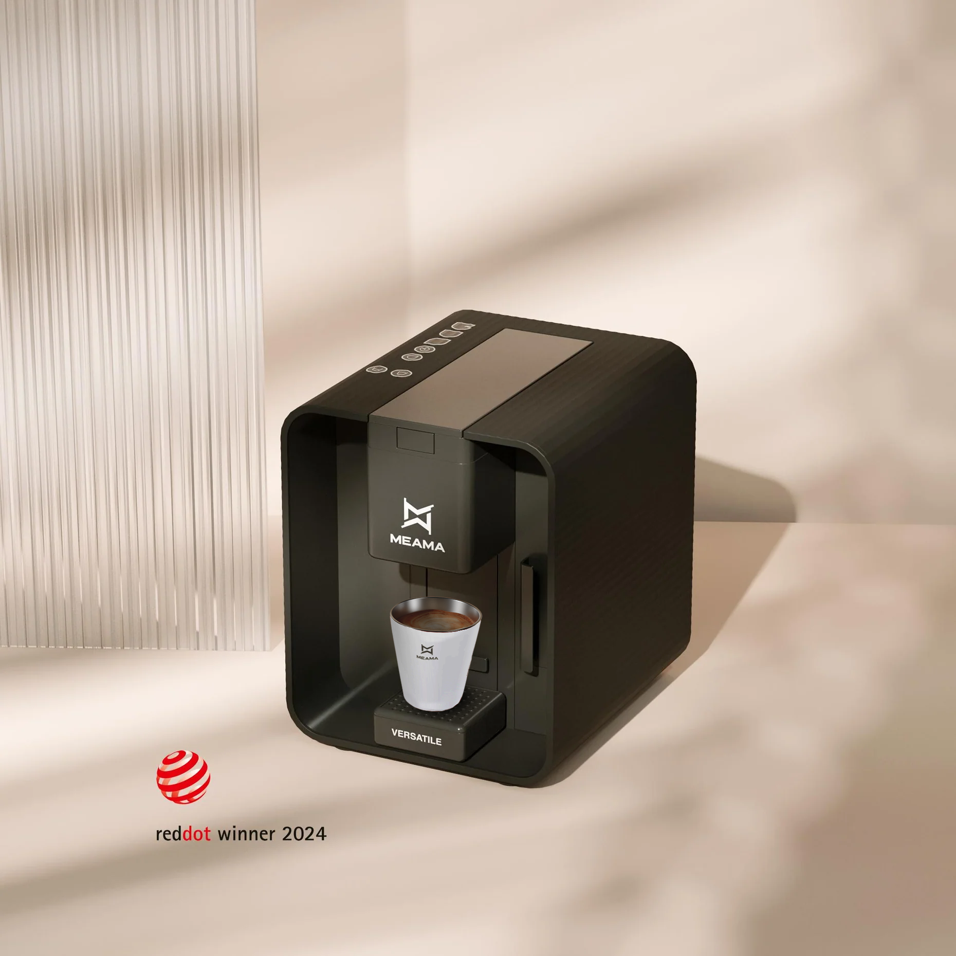 Die schwarze Kapselmaschine Versatile von Meama steht auf einem weißen Tisch, ein firscher Kaffee wird in einer weißen Tasse zubereitet