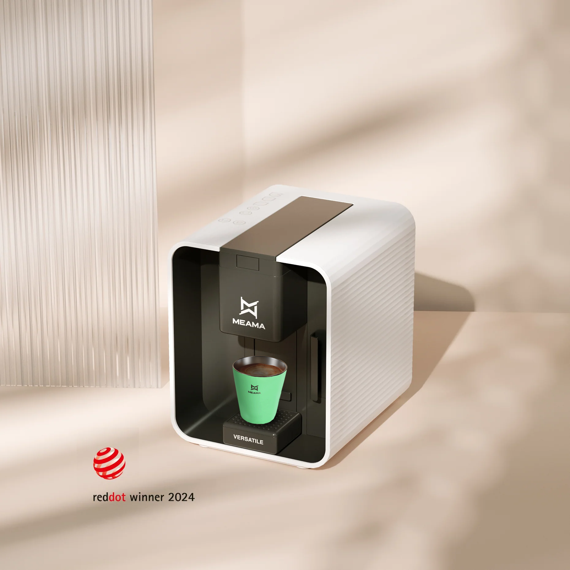 Die weiße Kapselmaschine Versatile von Meama steht auf einem weißen Tisch, ein firscher Kaffee wird in einer grünen Tasse zubereitet