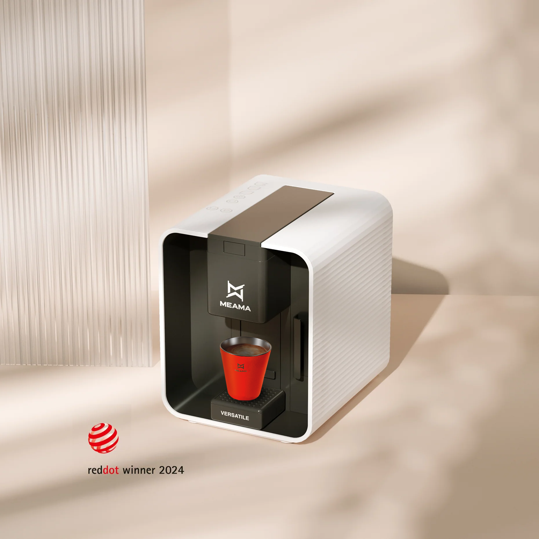 Die weiße Kapselmaschine Versatile von Meama steht auf einem weißen Tisch, ein firscher Kaffee wird in einer orangenen Tasse zubereitet