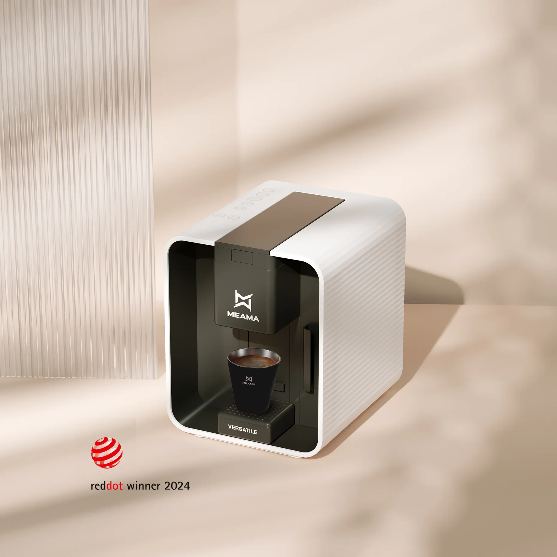 Die weiße Kapselmaschine Versatile von Meama steht auf einem weißen Tisch, ein firscher Kaffee wird in einer schwarzen Tasse zubereitet