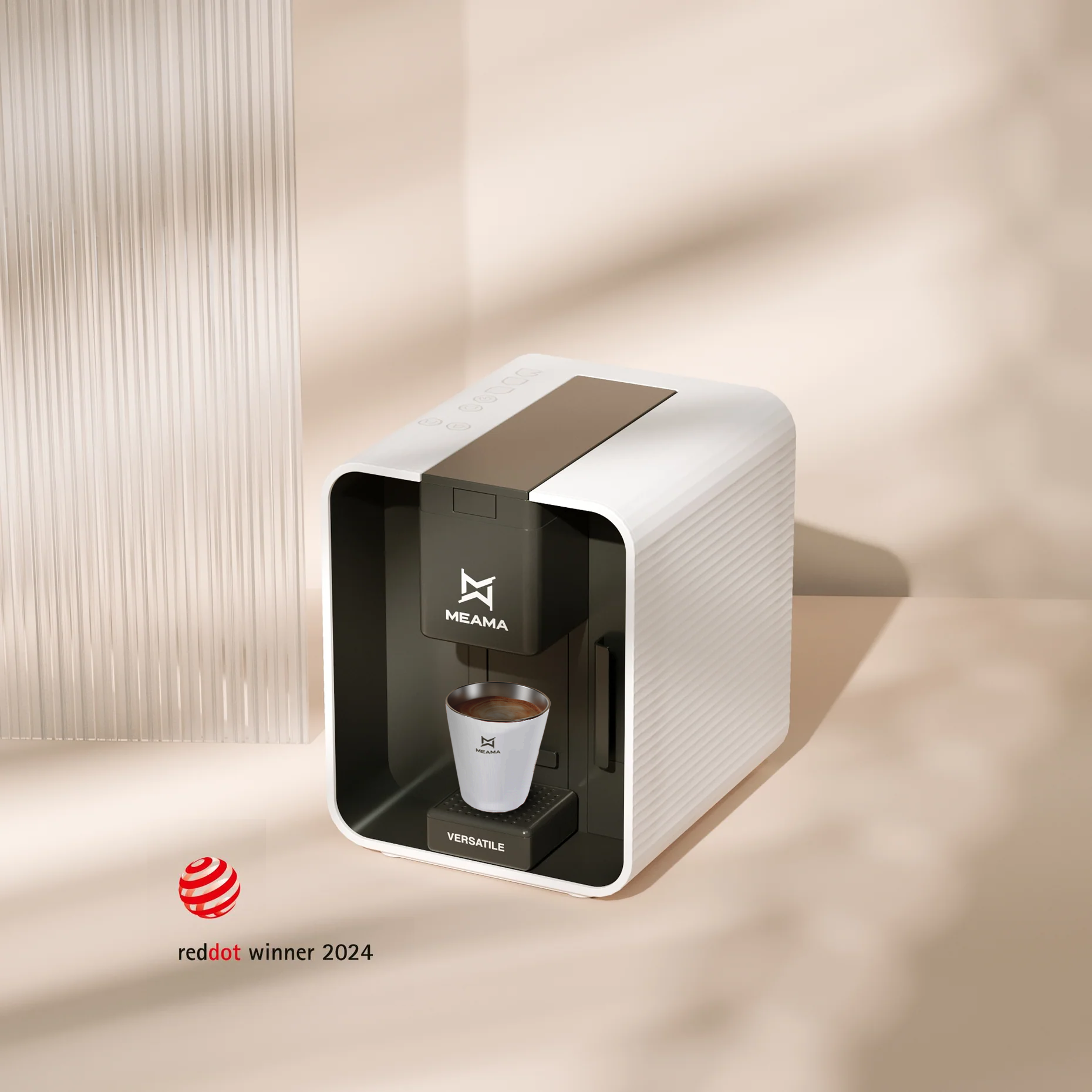 Die weiße Kapselmaschine Versatile von Meama steht auf einem weißen Tisch, ein firscher Kaffee wird in einer weißen Tasse zubereitet