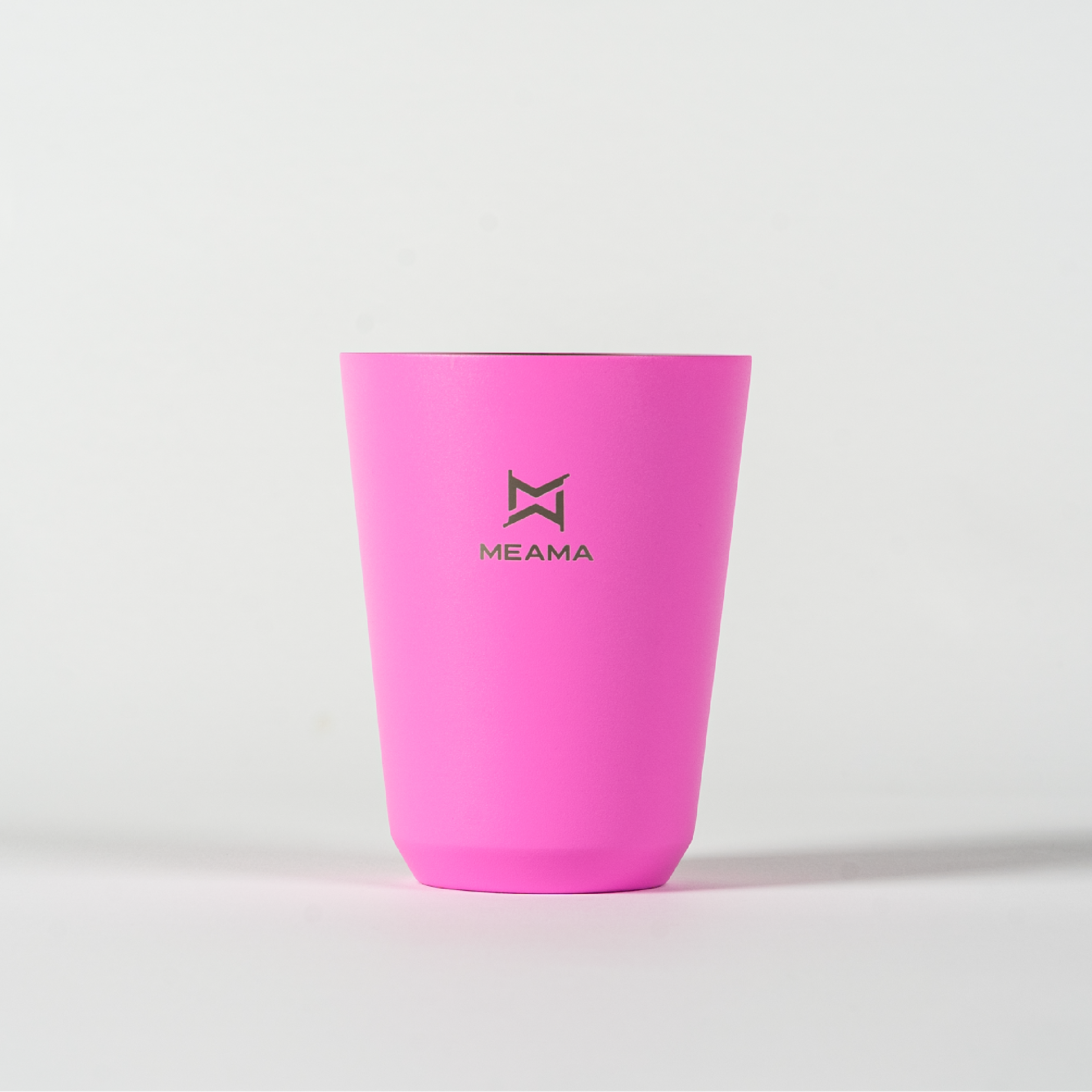 Pinke Edelstahl Tasse mit Meama Logo