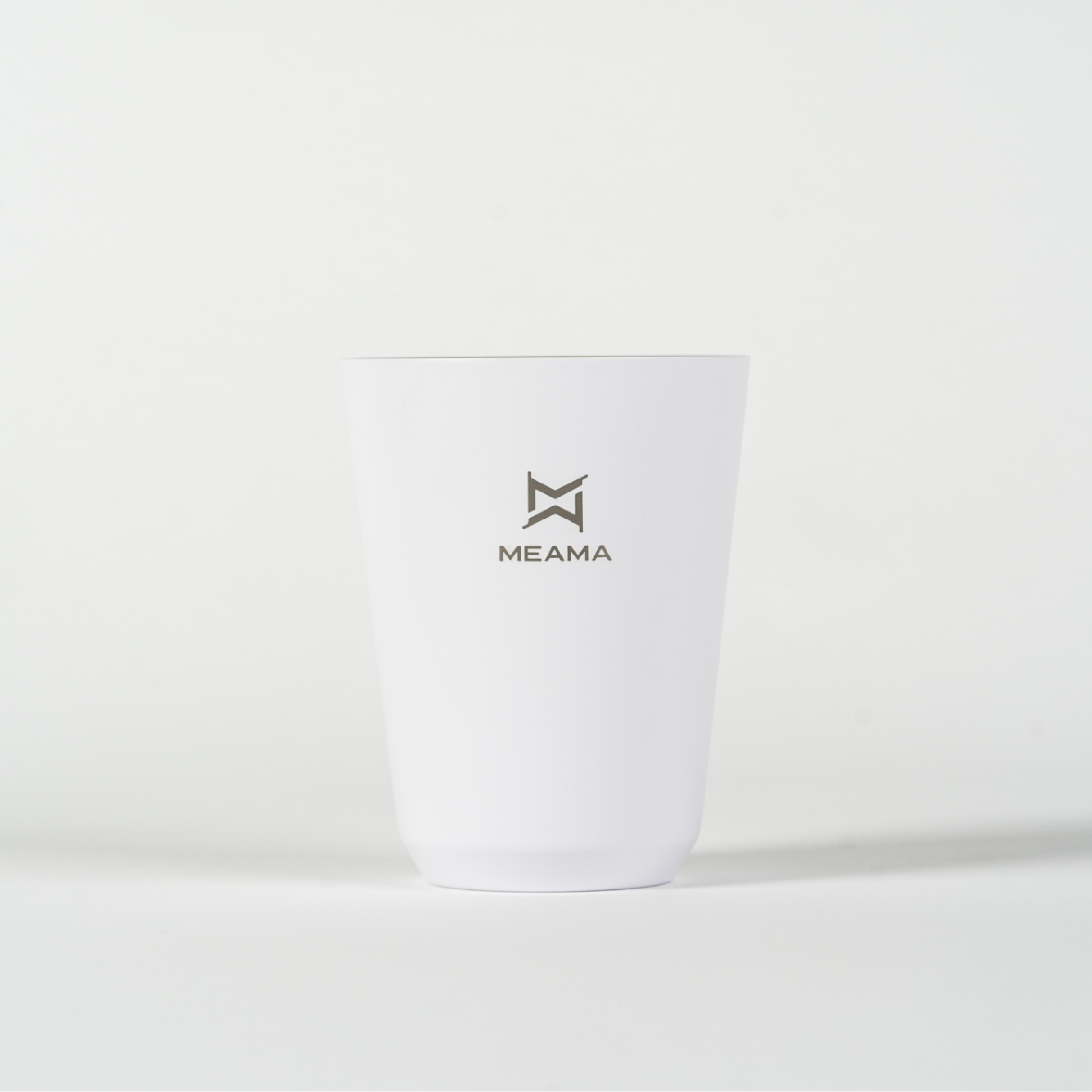 Weiße Edelstahl Tasse mit Meama Logo