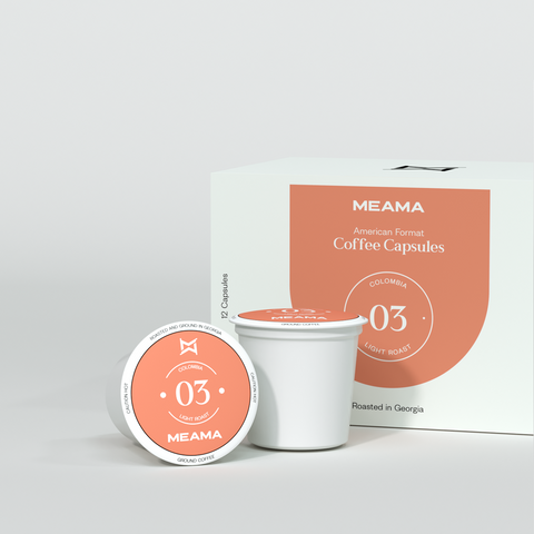 Zwei Multi-Kaffeekapseln Classic-03 im Vordergrund, dahinter die passende Verpackung