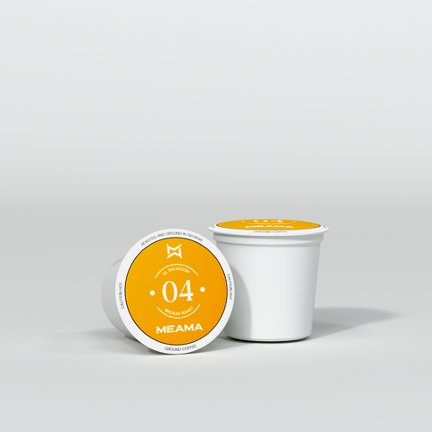 Zwei Multi-Kaffeekapseln Classic-04 auf weißem Hintergrund