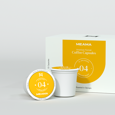 Zwei Multi-Kaffeekapseln Classic-04 im Vordergrund, dahinter die passende Verpackung
