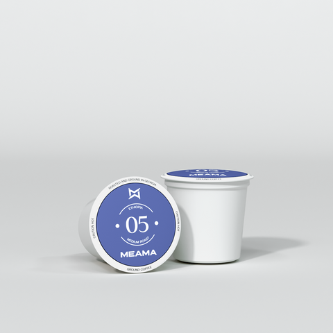 Zwei Multi-Kaffeekapseln Classic-05 auf weißem Hintergrund
