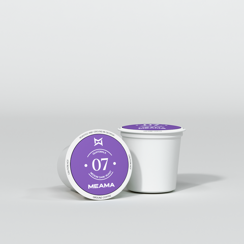 Zwei Multi-Kaffeekapseln Classic-07 auf weißem Hintergrund