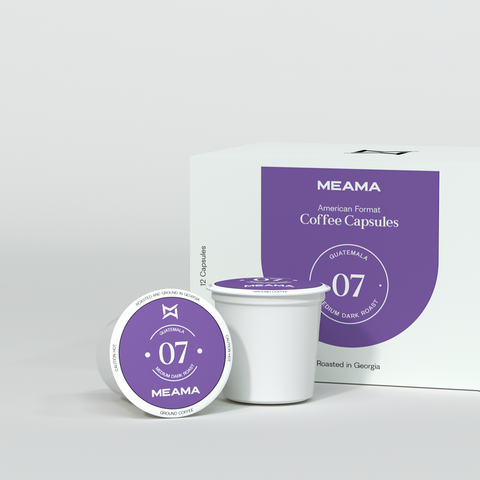 Zwei Multi-Kaffeekapseln Classic-07 im Vordergrund, dahinter die passende Verpackung