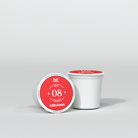 Zwei Multi-Kaffeekapseln Classic-08 auf weißem Hintergrund