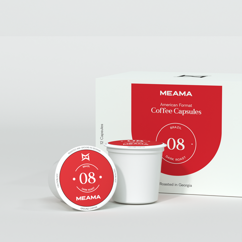 Zwei Multi-Kaffeekapseln Classic-08 im Vordergrund, dahinter die passende Verpackung