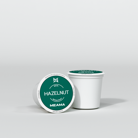 Zwei Multi-Kaffeekapseln Haselnuss auf weißem Hintergrund