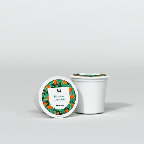 Zwei Multi-Kaffeekapseln Haselnuss Schokolade auf weißem Hintergrund