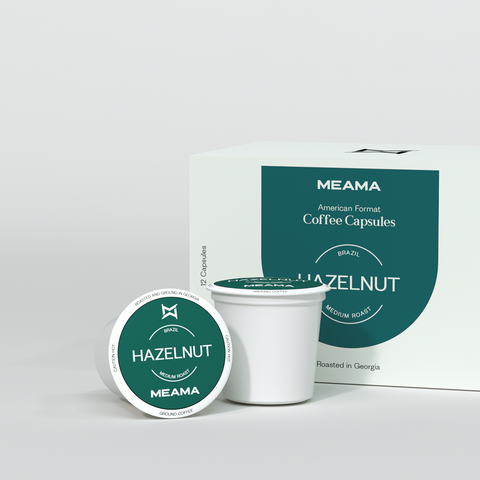 Zwei Multi-Kaffeekapseln Haselnuss im Vordergrund, dahinter die passende Verpackung