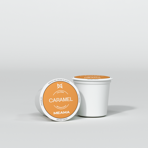 Zwei Multi-Kaffeekapseln Karamell auf weißem Hintergrund