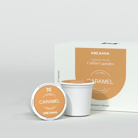 Zwei Multi-Kaffeekapseln Karamell im Vordergrund, dahinter die passende Verpackung