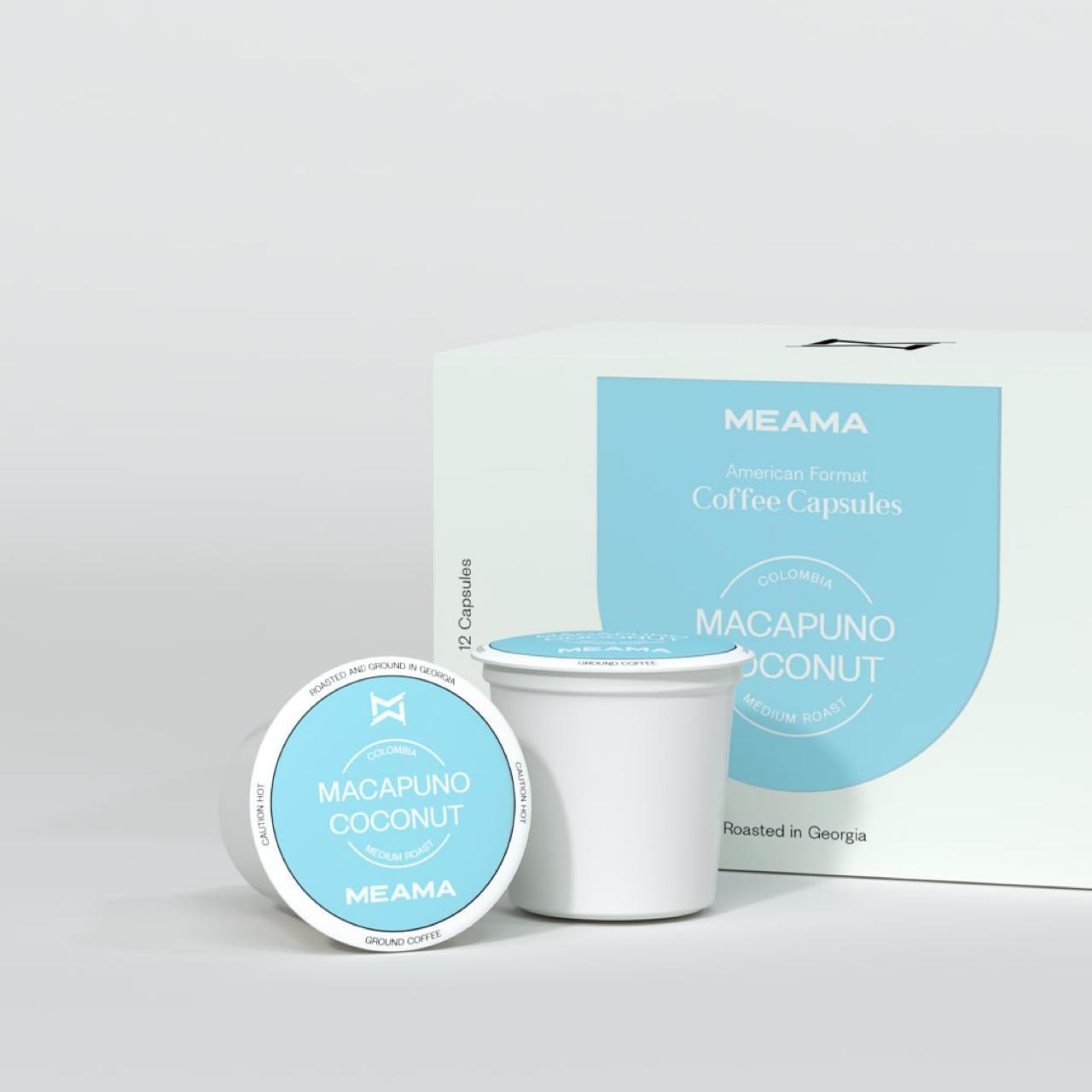 Zwei Multi-Kaffeekapseln Kokosnuss im Vordergrund, dahinter die passende Verpackung