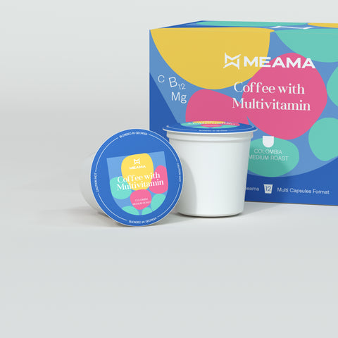 Zwei Multi-Kaffeekapseln Multivitamin im Vordergrund, dahinter die passende Verpackung