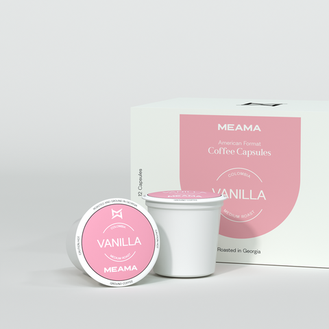 Zwei Multi-Kaffeekapseln Vanille im Vordergrund, dahinter die passende Verpackung