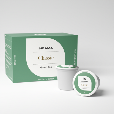 Zwei Multi-Tee-Kapseln der Sorte Classic Green Grüntee stehen im Vordergrund, dahinter die passende Verpackung