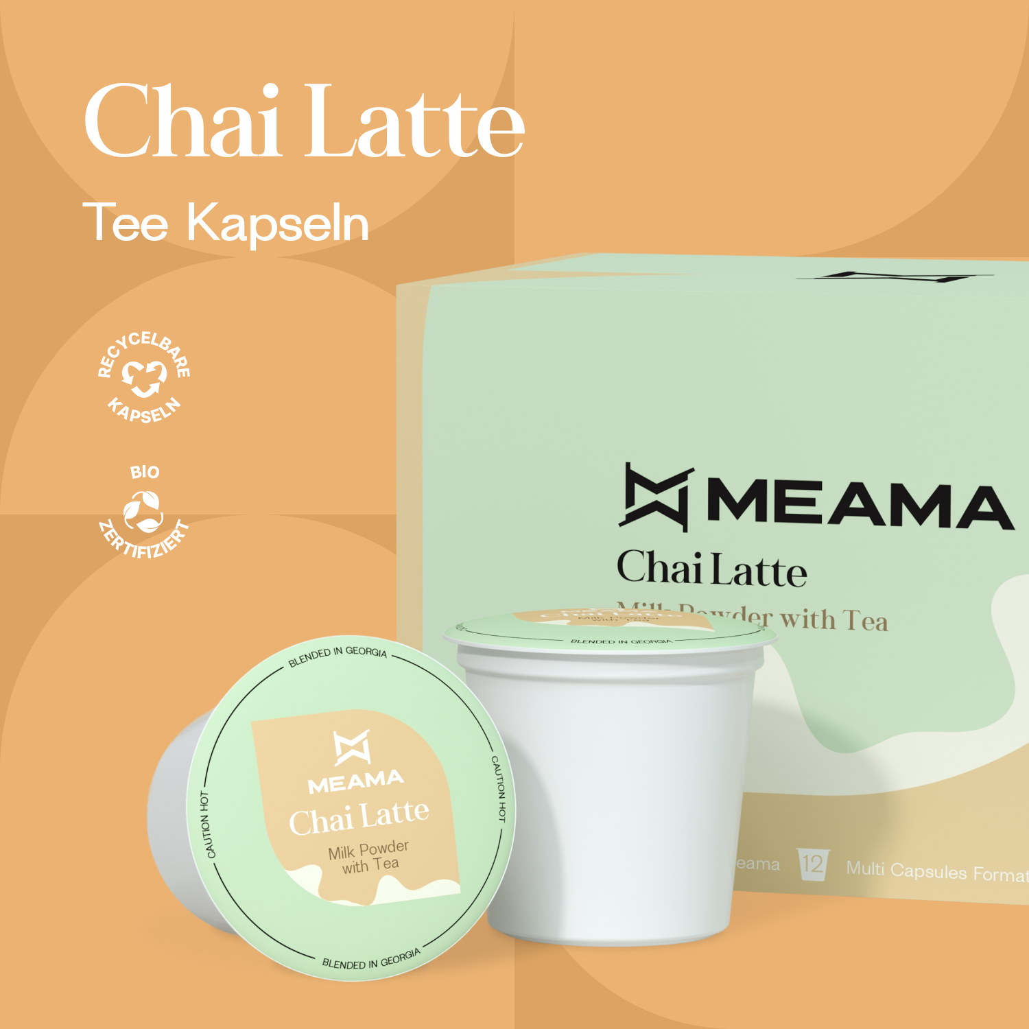 Zwei Multi-Tee-Kapseln der Sorte Chai Latte stehen im Vordergrund, dahinter die passende Verpackung