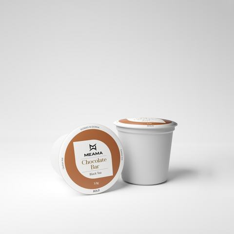 Zwei Multi-Tee-Kapseln der Sorte Chocolate-Bar auf weißem Hintergrund