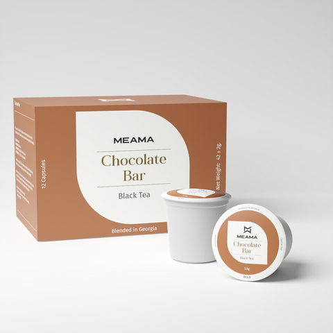 Zwei Multi-Tee-Kapseln der Sorte Chocolate-Bar stehen im Vordergrund, dahinter die passende Verpackung