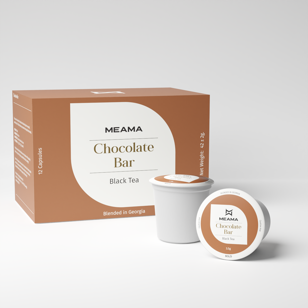 Zwei Multi-Tee-Kapseln der Sorte Chocolate-Bar stehen im Vordergrund, dahinter die passende Verpackung