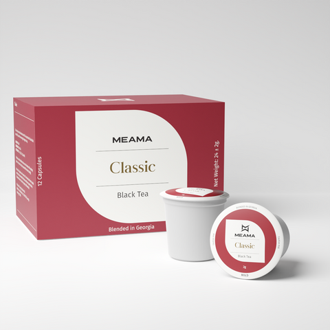 Zwei Multi-Tee-Kapseln der Sorte Classic Black stehen im Vordergrund, dahinter die passende Verpackung
