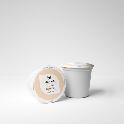 Zwei Multi-Tee-Kapseln der Sorte Creme Brulee auf weißem Hintergrund
