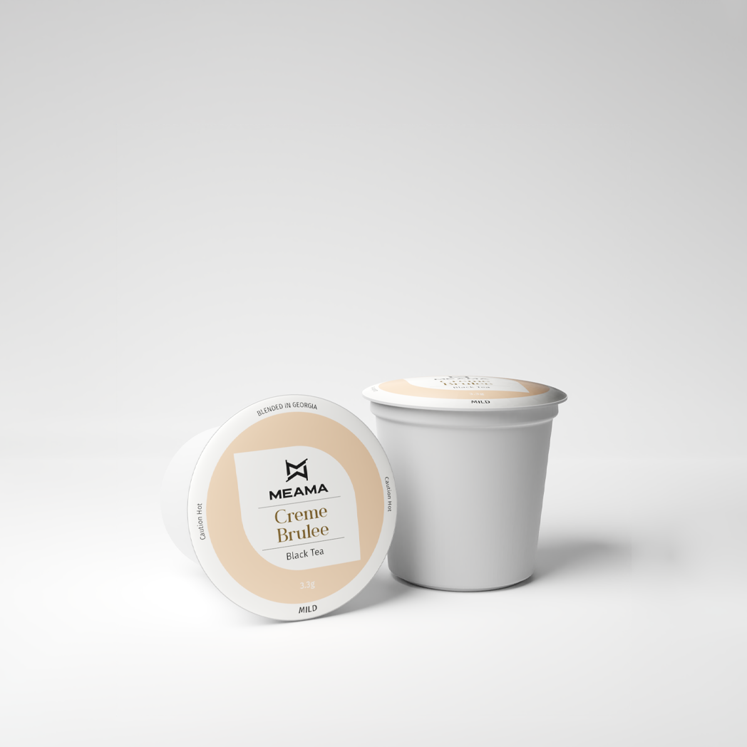 Zwei Multi-Tee-Kapseln der Sorte Creme Brulee auf weißem Hintergrund