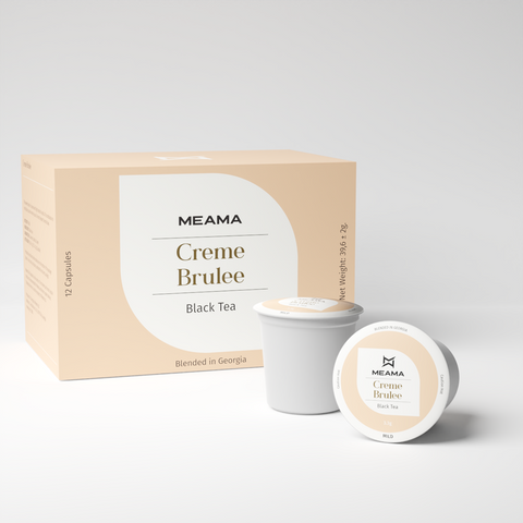 Zwei Multi-Tee-Kapseln der Sorte Creme Brulee stehen im Vordergrund, dahinter die passende Verpackung